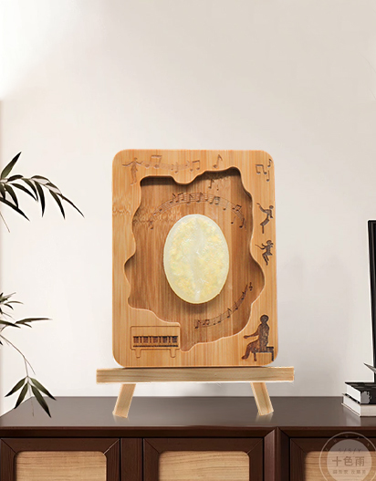 Lampă din lemn sculptat